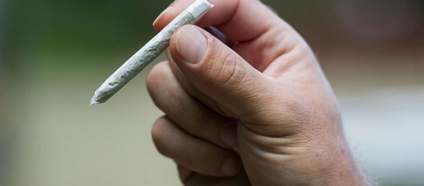  Και τι δε σκέφτονται: Στο Σιάτλ προφέρουν τσιγάρο μαριχουάνας για να βρουν εθελοντές για να εμβολιαστούν!